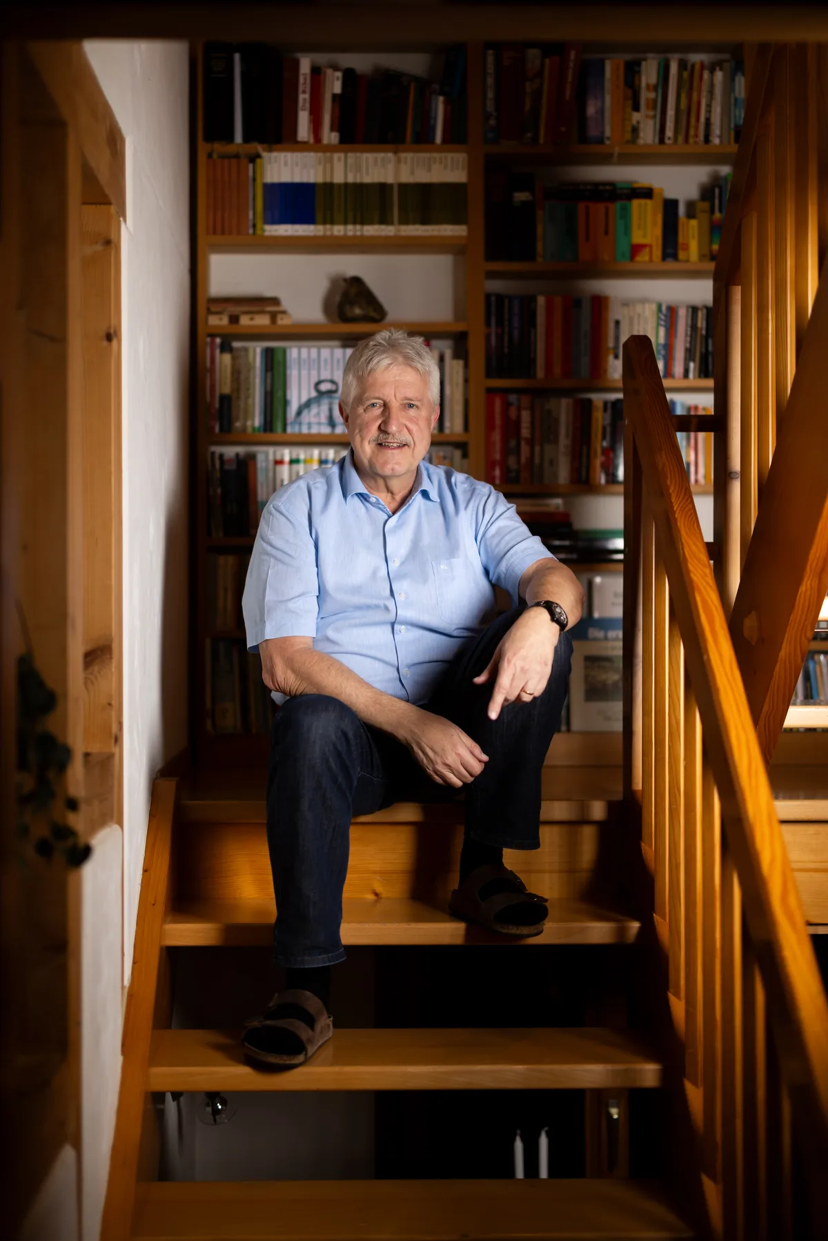 Erich Vontobel fühlt sich als Gläubiger oft diskriminiert. Erich Vontobel auf der Treppe seines Hauses.